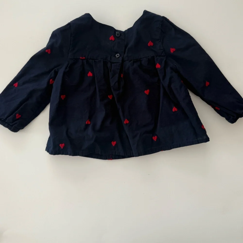 BabyGap 6-12M Navy Blue Kids Shirt with Red Heart Accents​